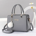 Sac à main élégant en cuir gris avec logo Danbaoly, bandoulière et breloque pompon doux - Gris