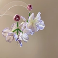 Primer plano de pendientes de flores de tela morada con cuentas verdes - Estilo de Borla de Flores 3D / Silver Earring Post - Púrpura
