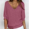 Detail van mauve gebreide top met diepe V-hals en vleermuismouwen op model - Rozerood
