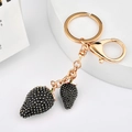 Llavero de fresa moderno con colgantes negros de lunares y gancho de metal dorado - Negro fresa