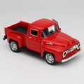 Vista detallada de un modelo de camioneta roja vintage sobre un fondo blanco limpio - Rojo