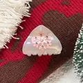 Rosa Perlmutt-Haarklammer in Dreieckform mit funkelnder Schneeflocke und winterlichem Design - 5cm / Rosa