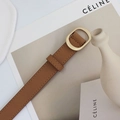 Minimalistischer brauner Ledergürtel mit matter Gold-Ovalschnalle und feiner Naht - Camel