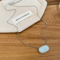 Minimalistische silberne Halskette mit glitzerndem ovalem Harzanhänger und Beutel - Silber-Weißer Stein