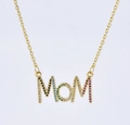 Collier doré avec pendentif MOM orné de zircons multicolores sur un fond épuré - Collier MOM