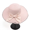 Dettaglio cappello di paglia rosa con fiocco a righe dorate e bordo smerlato nero - M (56-58cm) / Rosa