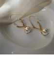 Orecchini a pendente dorati vintage con grandi perle bianche eleganti per donna - 56# Monachella - Perla Geometrica Oro