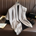 Elegante pañuelo de seda gris con lunares blancos de 90 cm en percha con decoración de lujo - Gris