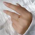 Bague élégante en acier titane doré avec cristaux scintillants sur fond de soie - US 10 / Doré