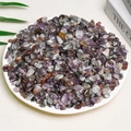 Piedras de cristal natural pulidas en violeta y gris sobre un plato de exhibición - Estilo Aurora / 7-9mm (100g)