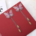 Détail de boucles d'oreilles papillon coréennes avec ailes en tissu violet et pompon - Style Gland Argent Peint Rose Violet