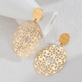 Elegante 18K Gold Hohl-Filigran-Ohrhänger mit Blumenranken auf weißer Oberfläche - Blumenranke Hohlstil (OLBE885-A)
