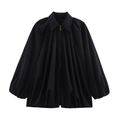 Detalle de la chaqueta negra con cremallera, textura de pliegues verticales y cuello elevado - S / Negro