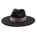 Dettaglio del cappello in lana nera con nastro rosa e decorazione a ape dorata - M (56-58cm) / Nero
