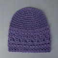 Detailansicht der lila handgehäkelten Sommerbeanie mit filigranen Mustern und Spitze - M (56-58cm) / Lila