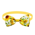 Dettaglio papillon con motivo a girasole e nastro giallo regolabile per cani - Bianco con Girasoli