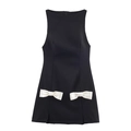 Elegante mini abito nero senza maniche con fiocchi di raso bianchi in vita in stile Audrey Hepburn - XS / Nero