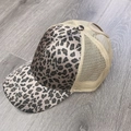 Gedetailleerd bovenaanzicht van de luipaard baseballpet met beige mesh stof - Verstelbaar / Luipaard Zilver