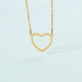 Primer plano del colgante de corazón dorado hueco en una cadena fina sobre fondo azul - Dorado