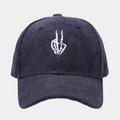 Nahaufnahme der weißen Skeletthand-Stickerei auf dunkelblauer Cord-Baseballkappe - Verstellbar / Marineblau