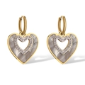 Detalle de pendientes de corazón con acabado nacarado e incrustaciones de circonitas - Oro-Corazón Blanco