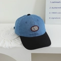 Dettaglio cappellino baseball bimbo in denim bicolore con ricamo CLYRXD su piedistallo - 52cm (2-5 Anni Regolabile) / Blu e Nero