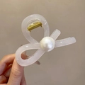 Detalle de pinza para el pelo de acrílico con perla grande y bisagra dorada - Blanco Leche (Perla Blanca)