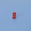 Gros plan sur un pendentif porte-bonheur en émail rouge et or avec caractères chinois - Riche (3.2*1.7)