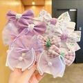Handgehaltene Karte mit verschiedenen rosa und lila Schleifen-Haarspangen für Mädchen - Lila Blumenmuster 10-Teiliges Set (0662-11)