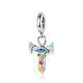 Makroaufnahme des silbernen Ankh-Anhängers mit Auge des Horus und bunter Emaille - Buntes Emaille-Ankh-Kreuz