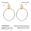 Detailansicht zweifarbiger Edelstahl-Ohrringe mit präzisen Größenangaben und Gewicht - Gold und Silber Zweifarbiger Ineinandergreifender Creolen-Stil (YYE025284)