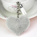 Elegante llavero de corazón con pedrería plateada y detalle de borla blanca fina - Tono Plateado + Base Blanca Con Diamantes de Imitación Transparentes