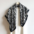 Elegante foulard in seta 90cm bianco e nero con motivo lettera D su un abito bianco - Nero (FN150--4)