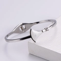 Détail d'un bracelet en acier inoxydable argenté avec pendentif en nacre blanche en éventail - Couleur Acier
