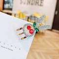 Mini pince à cheveux cerise en métal doré avec strass rouges et gemmes vertes - Style Lapin Cerise