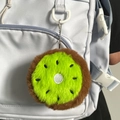 Portamonete peluche kiwi verde con portachiavi su uno zaino viola chiaro - Kiwi / Circa 8-15cm