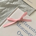 Barrette à cheveux élégante avec nœud rose sur fond texturé minimaliste - 1 Pièce / Rose