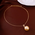 Dettaglio della collana con pendente in perla placcata oro 18K su sfondo velluto - Collana-Oro (Placcato Oro Vero 18K)