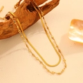 Détail d'un collier double épaisseur doré avec chaîne serpent et pendentifs géométriques - Collier à Lame Double Couche Anneau Étoile Doré (T305)