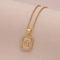 Vue macro du pendentif lettre Q en or 18 carats avec nacre blanche et cristaux brillants - Lettre Q