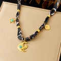 Leoparden-Seidenschal-Halskette mit Stern-, Mond- und Blumenanhängern aus Gold - Schwarz und Gold Mond Stern Stil (N3627)
