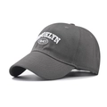 Dettaglio del ricamo Brooklyn 1947 sulla trama del cappello da baseball grigio scuro - M(56-58cm) / Grigio