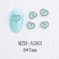 Détail de bijoux d'ongles cœur évidé doré avec strass bleu clair, taille 8x7mm - Style Cœur Évidé 3D Avec Zircon Bleu (A383)