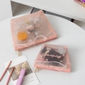 Rosa Mesh-Kosmetiktaschen-Set mit Herzstickerei und Sternanhänger auf weißem Tisch - Groß / Rosa