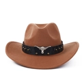 Détail du chapeau de cowboy en feutre avec ceinture à rivets noirs et emblème de tête de bœuf - Kaki (Bande en cuir noir)
