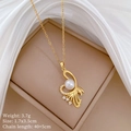 Dettaglio di una collana con ciondolo a cigno dorato con zirconi e una perla raffinata - Stile Oro