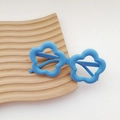 Monture de lunettes de soleil fleurs bleues pour enfants sur plateau en bois - Cadre Unique / Bleu