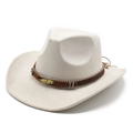 Detail van beige suède fedora met bruine leren band en gouden veer metalen accent - M (56-59cm) / Gebroken Wit Suède