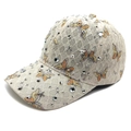Detailansicht der beigen Spitzen-Baseballkappe mit Schmetterlingsdruck und Glitzer - M (56-58cm) / Khaki