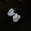 Macro di orecchini a perno a farfalla in argento con zirconi su superficie riflettente - Stile Farfalla con Zirconia (16# Perno in Argento-Argento)
